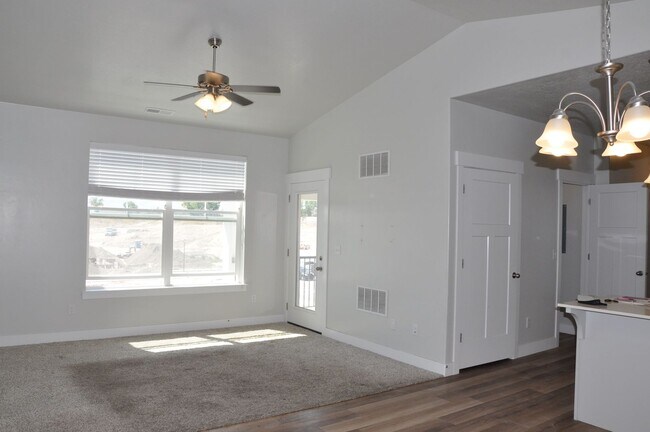 Building Photo - 3 bedroom, 2 bathroom house located in the...