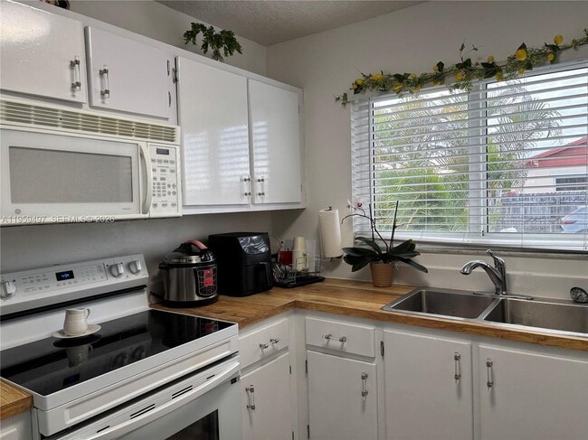 Building Photo - 19623 NW 30th Pl