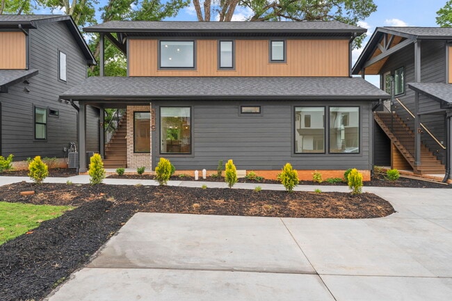 Building Photo - Medford Mews, Carriage House 321
