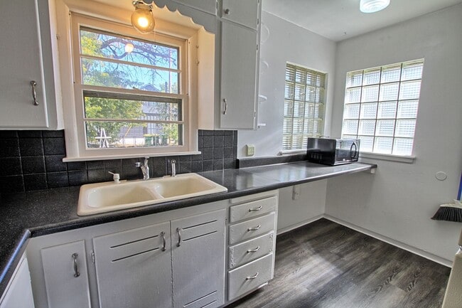 Building Photo - 2 bed 1 bath Englewood home with 2 car gar...