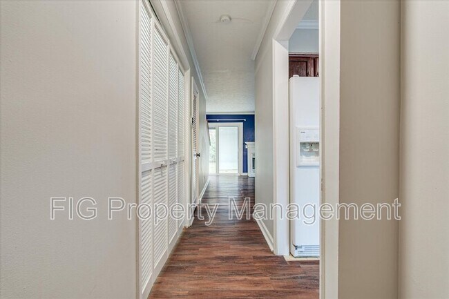 Building Photo - 479 Claircrest Dr