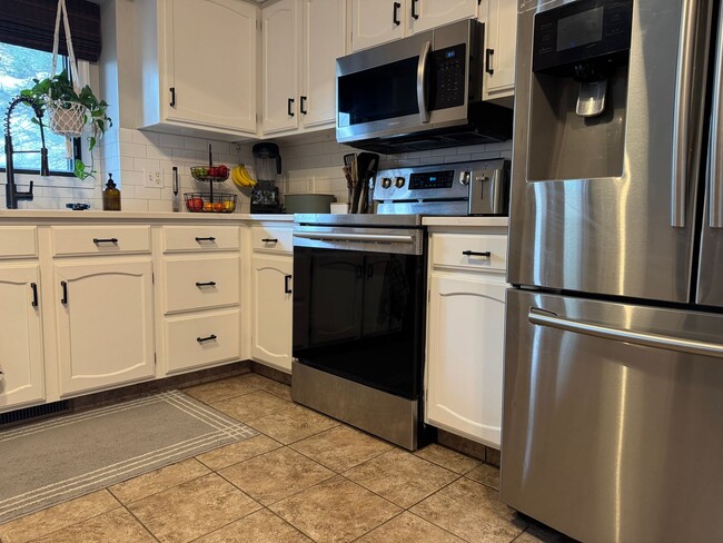 Building Photo - Spacious Corner Townhome with Private Yard...