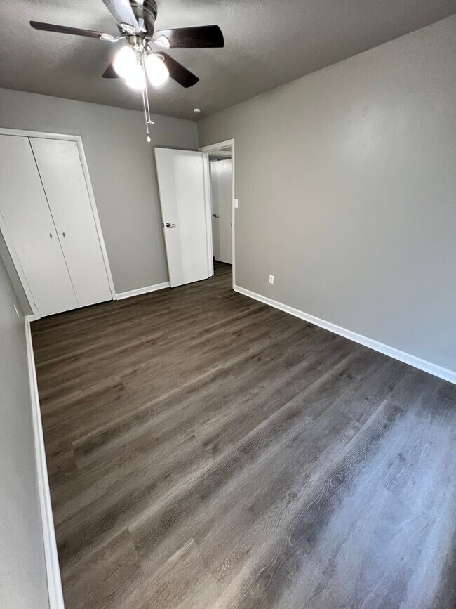 Building Photo - 6408 NW Oak Ave