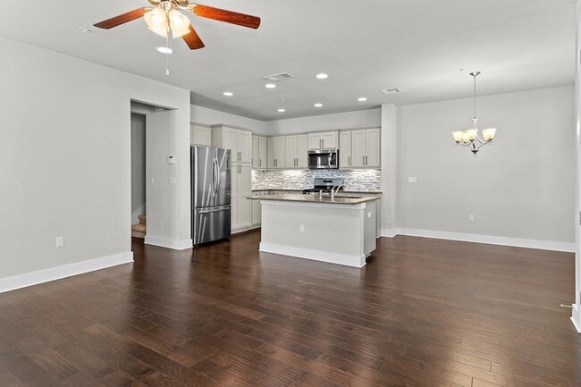 Building Photo - 13800 Lyndhurst St