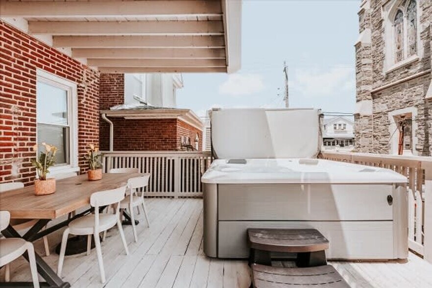 Building Photo - 3 S Surrey Ave