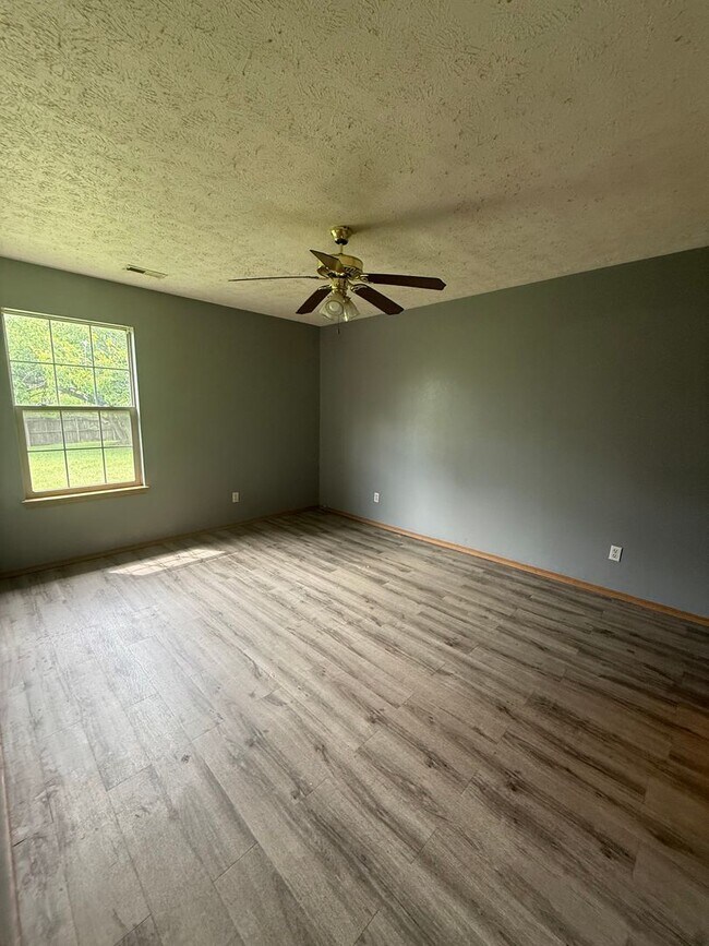 Building Photo - Charming 2 bedroom 2 bath duplex AVAILABLE NOW!