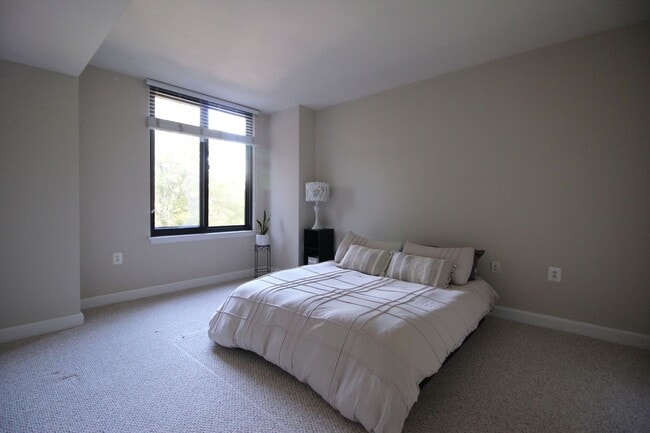Building Photo - Midtown 1BR Condo