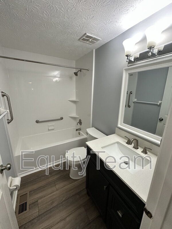 Building Photo - 753 Woodlyn Dr S