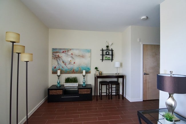 Junior 1-Bedroom Living Room 2 - 1032 Hope St