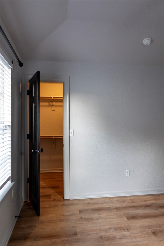 Building Photo - 833 S Eastview Dr