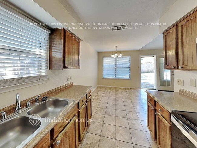 Building Photo - 1229 N Creek Dr