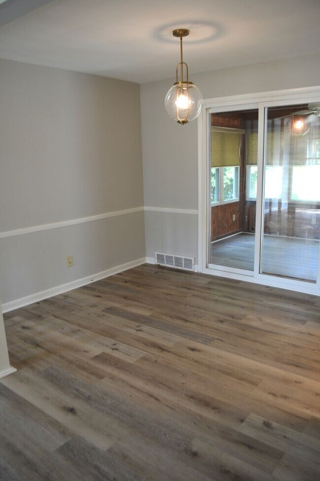 Building Photo - Charming 2-Bedroom Home in Fairview Park