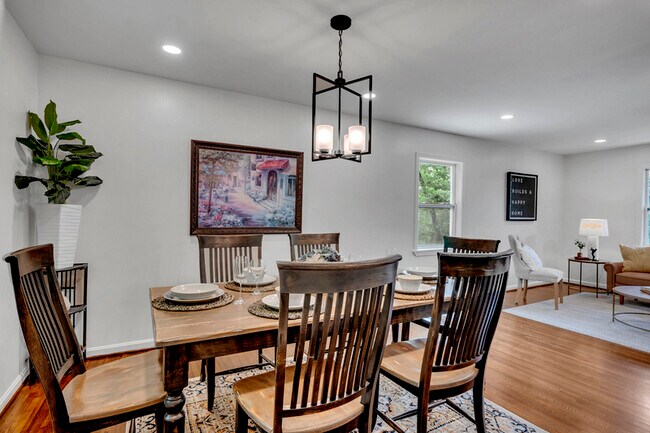 Building Photo - 917 S Forrest Dr