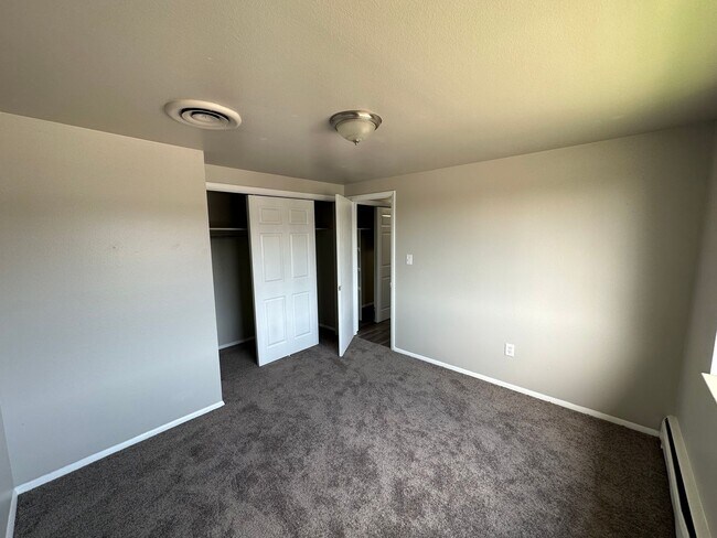 Building Photo - Move in ready 1 bedroom/1 bath in Edgewater! 2nd floor Unit!