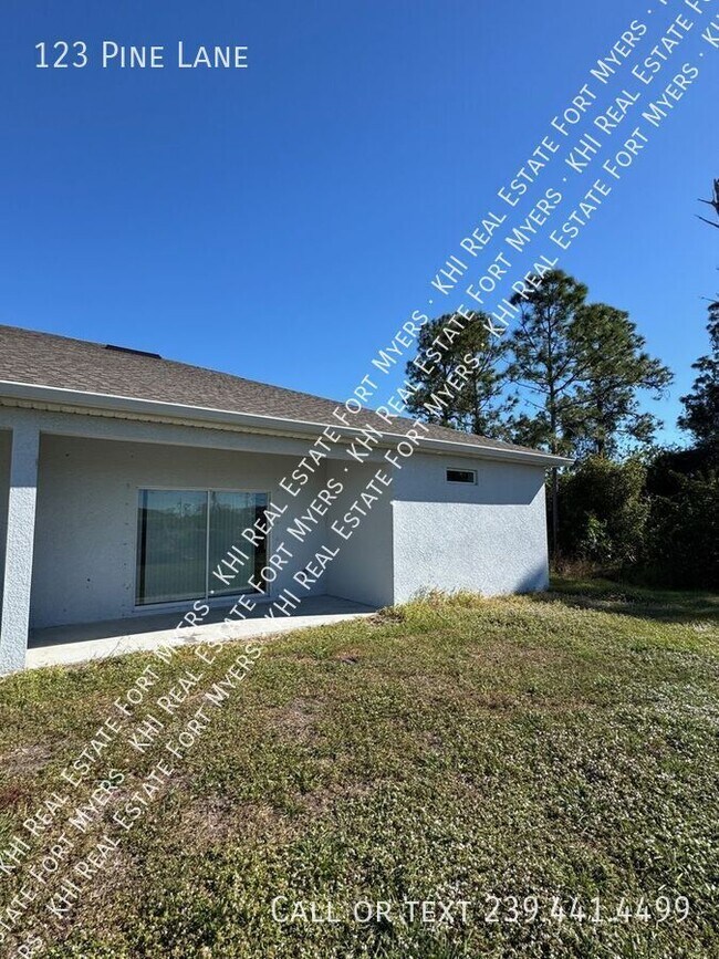 Building Photo - 123 Pine Ln