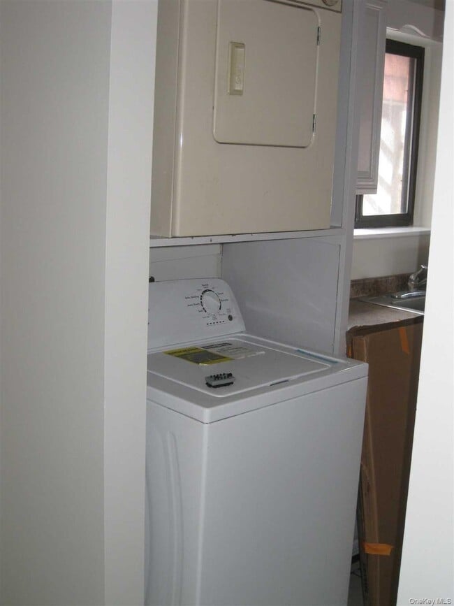 Building Photo - 13 Skyline Dr