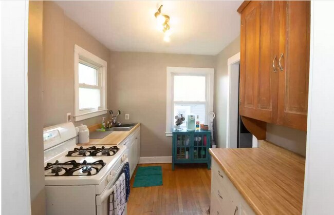 Building Photo - Charming Home in Heart of Rock Island
