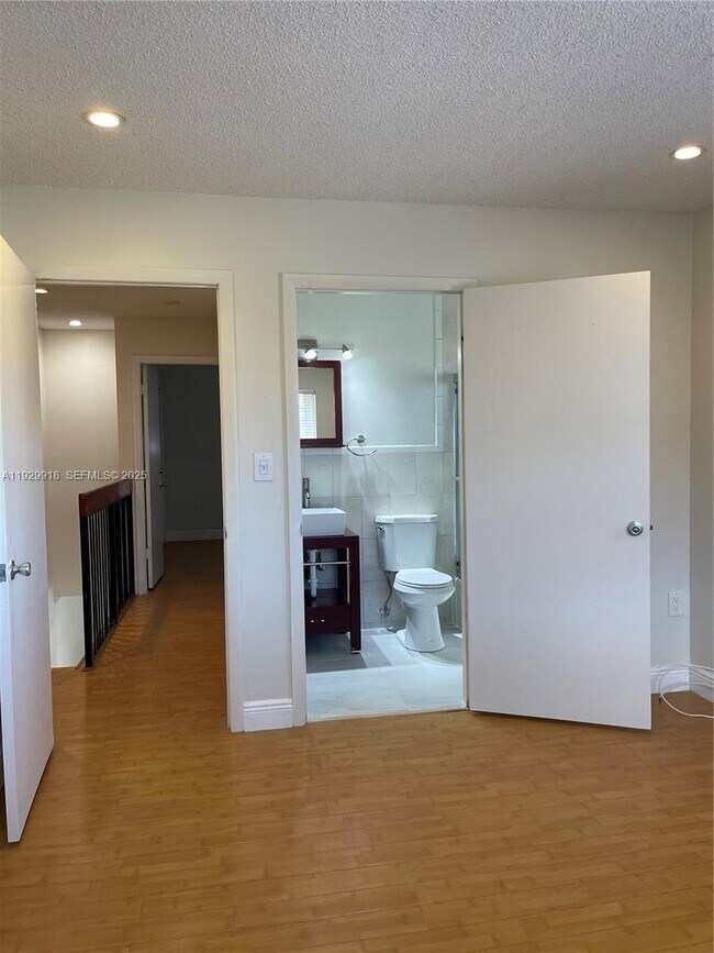 Building Photo - 562 NW 82nd Pl