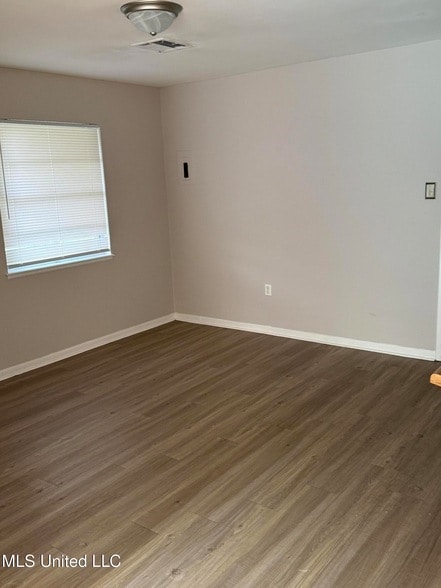 Building Photo - 609 Academy Dr
