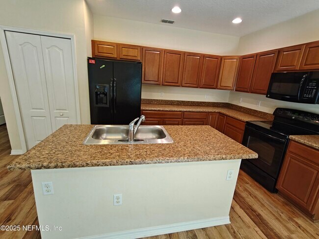 Building Photo - 223 Osprey Marsh Ln