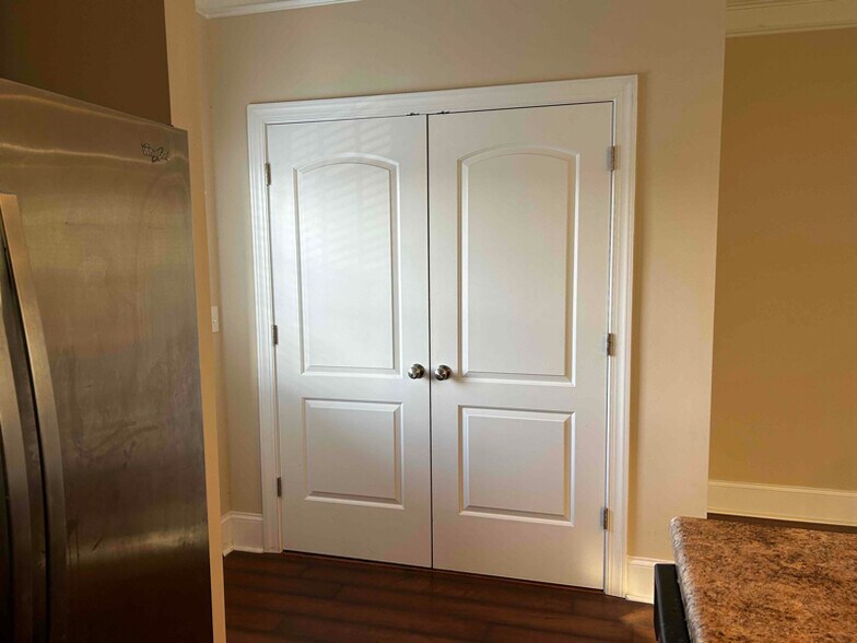 Building Photo - 400 Armour St