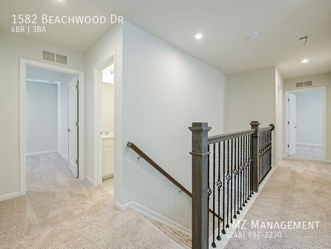 Building Photo - 1582 Beachwood Dr
