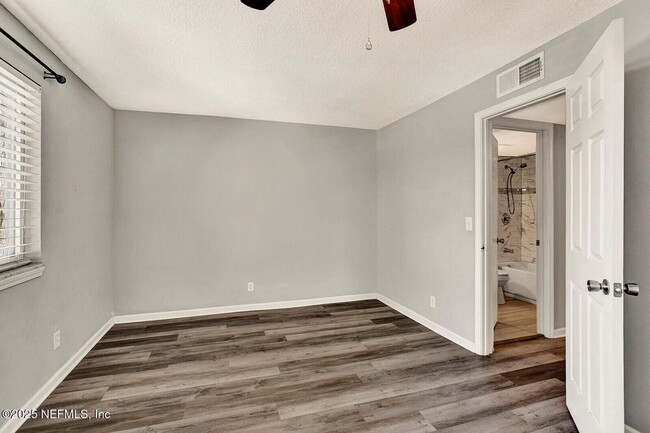 Building Photo - 1 bedroom/ 1 bathroom condo in highly soug...