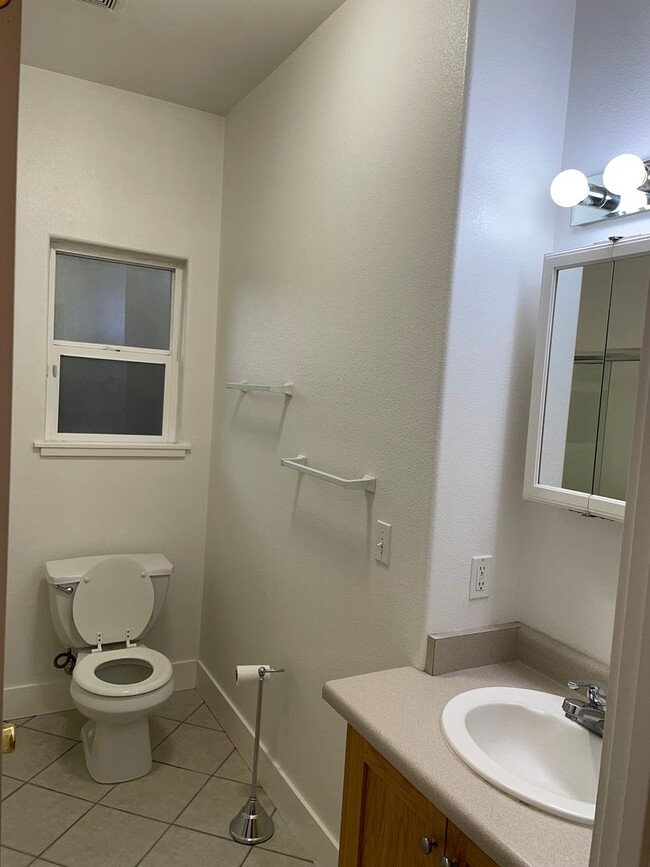 Building Photo - 2 Bedroom 1 1/2 Bath  on Bidwell Park!!