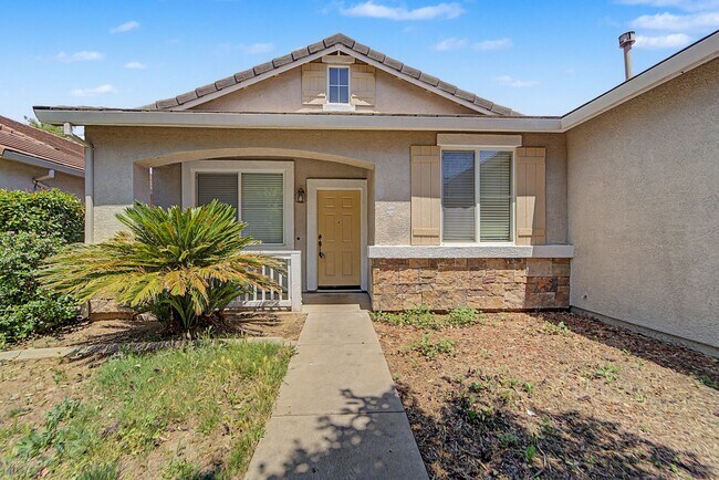 Building Photo - 4 bedroom 2 bath home located in Yuba City