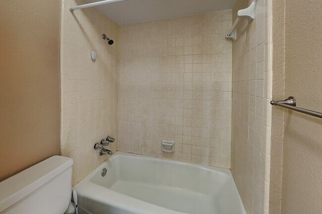 Building Photo - 1605 Brighton Dr