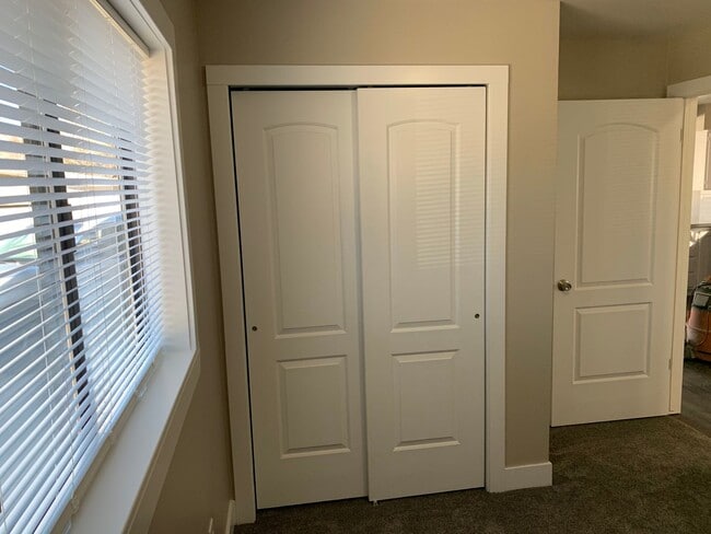 Building Photo - Updated 4 Bed Home with Large Yard