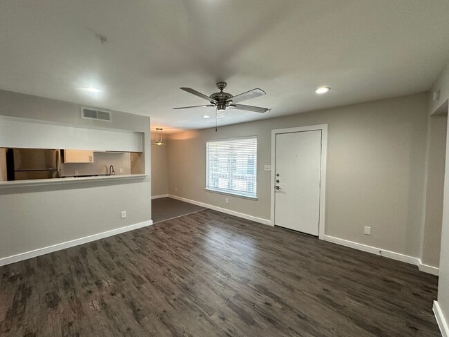 Interior Photo - Lakewood Gardens - 5408 Reiger Ave