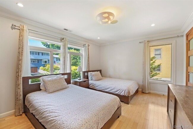 Building Photo - 2 Hudson St