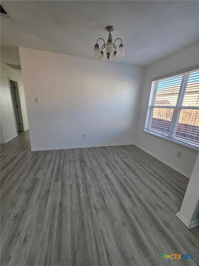 Building Photo - 1121 Dixon Cir