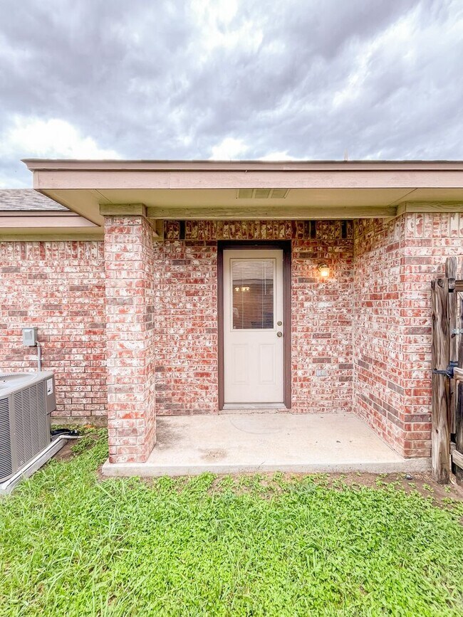 Building Photo - 1212 Nicholas Cir