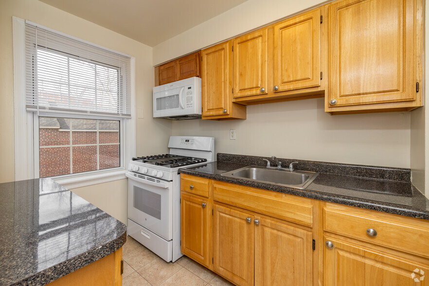 2BR, 1BA - 903SF - Kitchen - Jericho Manor Apartments