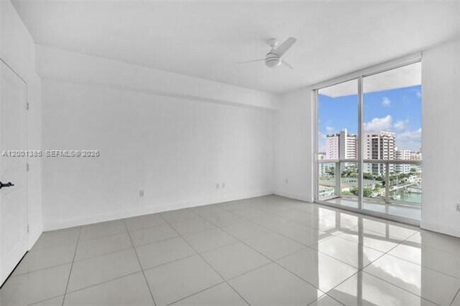 Building Photo - 7900 Harbor Island Dr