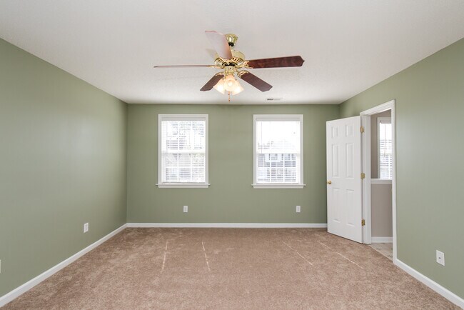 Building Photo - 4 Bedroom 2 Bath