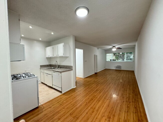 Interior Photo - 14220 Burbank Blvd