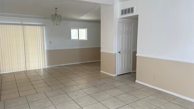 Building Photo - 3 BEDROOMS 2 BATHROOMS HOUSE AVAILABLE FOR...