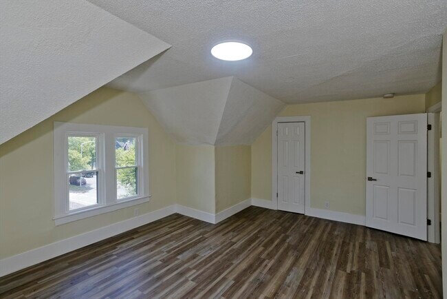 Building Photo - 205 St James Ave