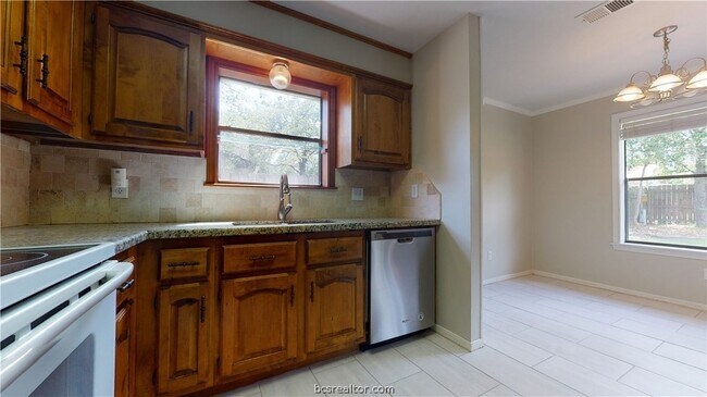 Building Photo - 1003 Val Verde Dr