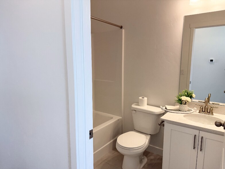 Building Photo - 548 900 W