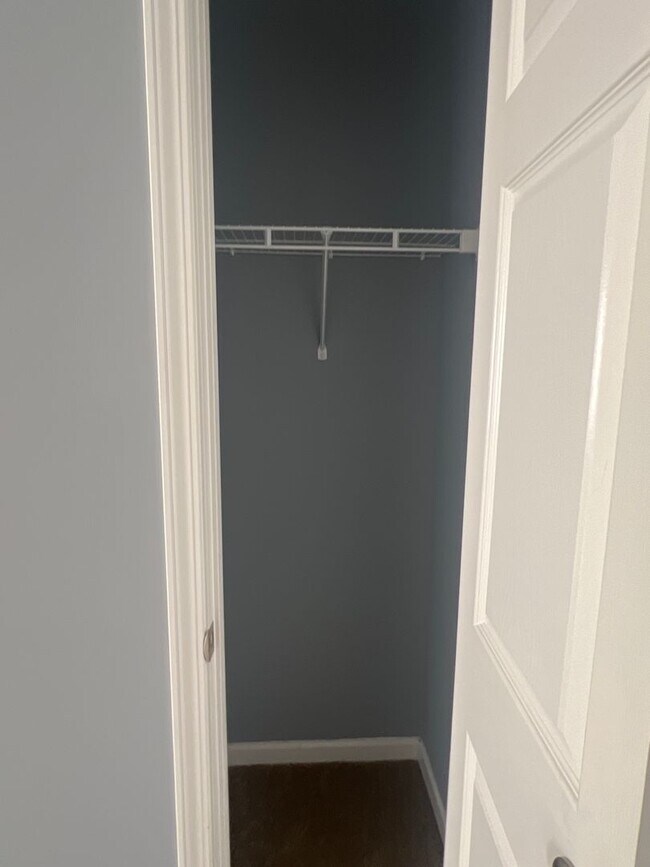 Building Photo - Great location! Close to Everything!