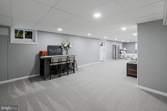 Building Photo - 731 W Country Club Dr