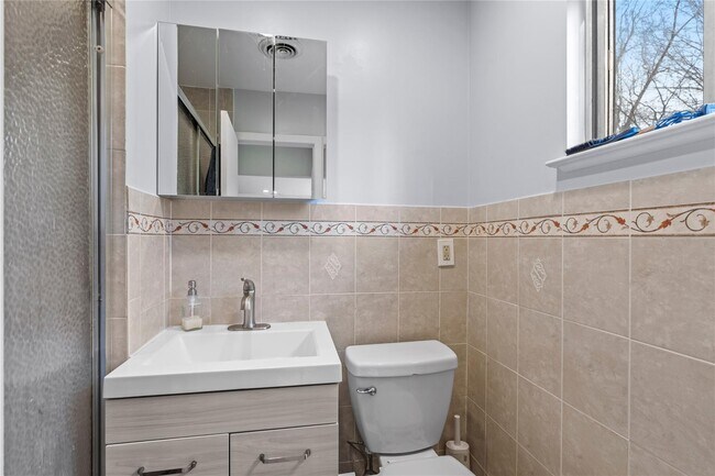Building Photo - 22 Balmoral Cres