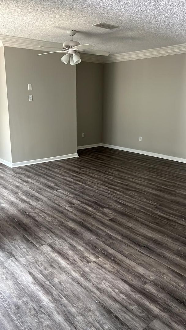 Building Photo - Beautifully updated town home