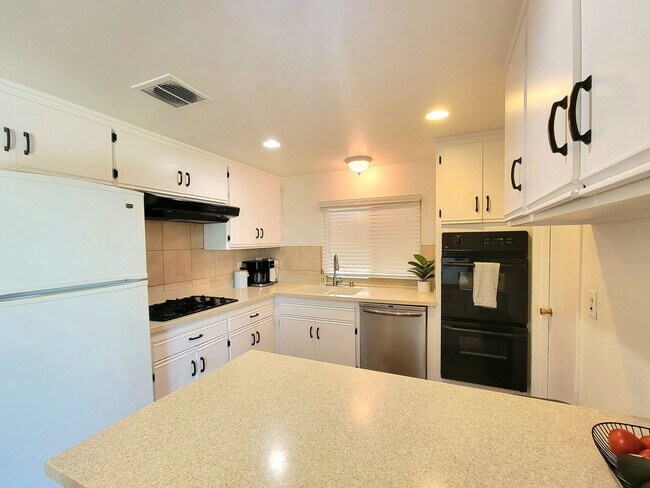 Building Photo - Darling, Move-In Ready Home in Highly Sought After Neighborhood w/ a Great View!!