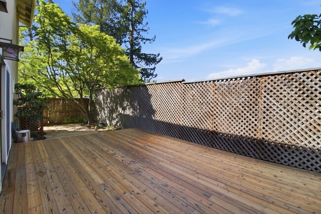 Building Photo - Remodeled 3-Bedroom 2.5-Bathroom Barron Park Home