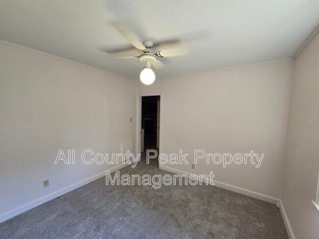 Building Photo - 10 Fountain Cir